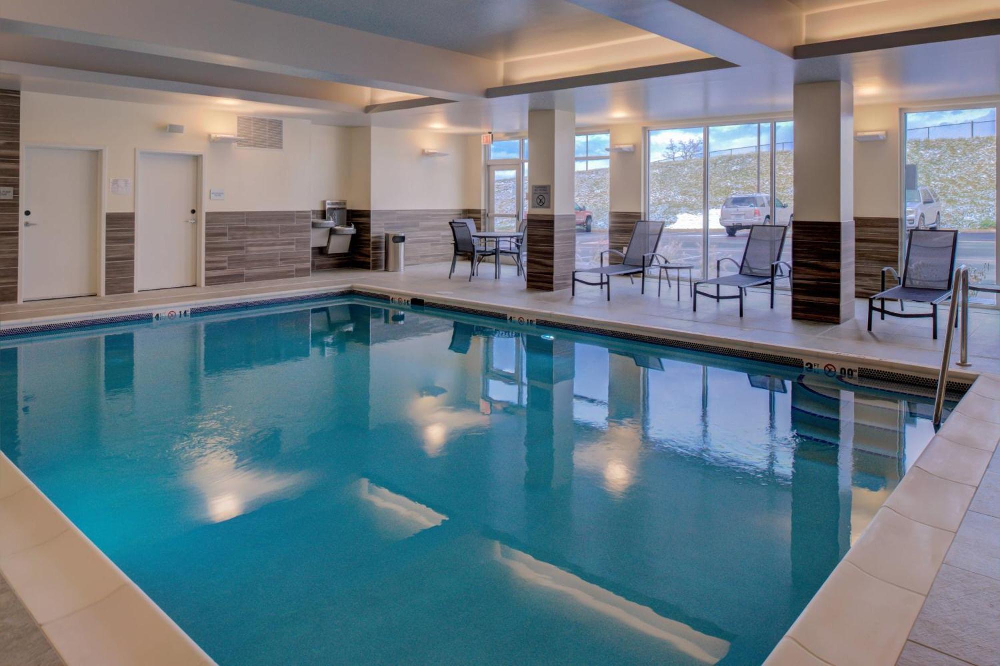 Fairfield Inn & Suites By Marriott Стонтон Экстерьер фото