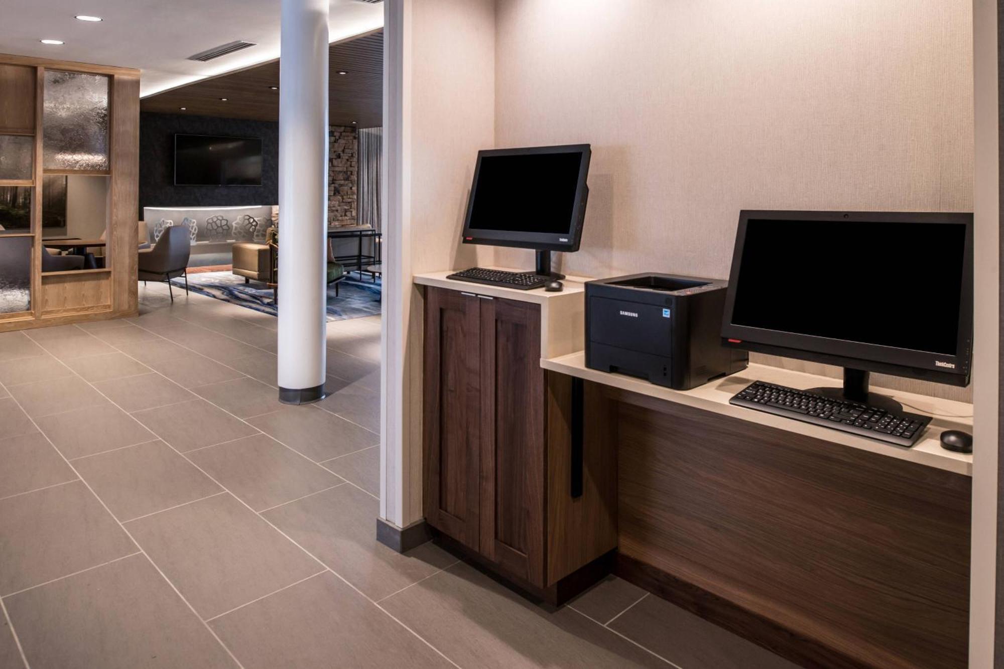 Fairfield Inn & Suites By Marriott Стонтон Экстерьер фото